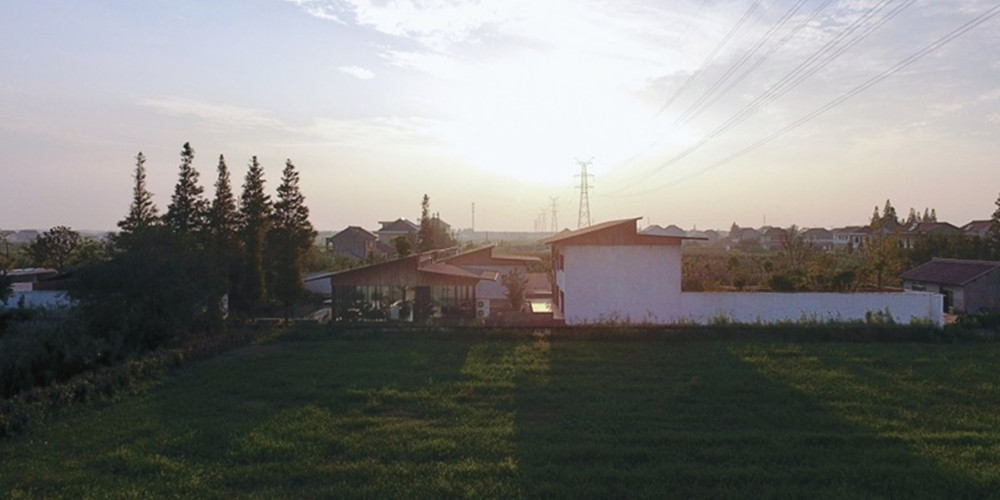 江蘇深深?深宅住宅設(shè)計(jì)項(xiàng)目基地位于中國(guó)江南地區(qū)，建筑師通過(guò)空間的轉(zhuǎn)折和遞進(jìn)來(lái)拉長(zhǎng)了流線(xiàn)、視線(xiàn)和時(shí)間，最終空間序列形成一種深宅深園的結(jié)果。巨大的懸挑屋頂，使得建筑的邊界同庭院融為一體。