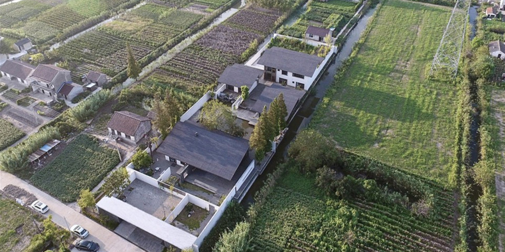 江蘇深深?深宅住宅設(shè)計(jì)項(xiàng)目基地位于中國(guó)江南地區(qū)，建筑師通過(guò)空間的轉(zhuǎn)折和遞進(jìn)來(lái)拉長(zhǎng)了流線(xiàn)、視線(xiàn)和時(shí)間，最終空間序列形成一種深宅深園的結(jié)果。巨大的懸挑屋頂，使得建筑的邊界同庭院融為一體。