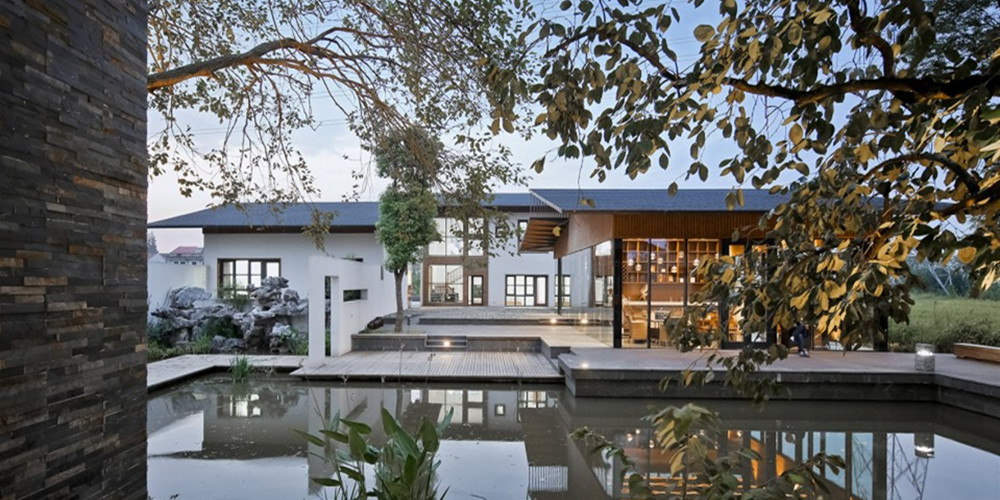 江蘇深深?深宅住宅設(shè)計(jì)項(xiàng)目基地位于中國(guó)江南地區(qū)，建筑師通過(guò)空間的轉(zhuǎn)折和遞進(jìn)來(lái)拉長(zhǎng)了流線(xiàn)、視線(xiàn)和時(shí)間，最終空間序列形成一種深宅深園的結(jié)果。巨大的懸挑屋頂，使得建筑的邊界同庭院融為一體。