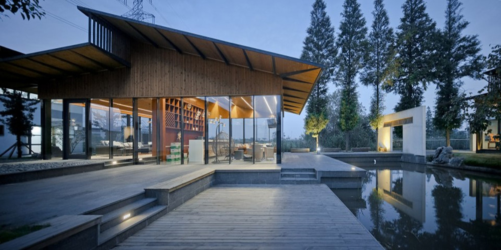 江蘇深深?深宅住宅設(shè)計(jì)項(xiàng)目基地位于中國(guó)江南地區(qū)，建筑師通過(guò)空間的轉(zhuǎn)折和遞進(jìn)來(lái)拉長(zhǎng)了流線(xiàn)、視線(xiàn)和時(shí)間，最終空間序列形成一種深宅深園的結(jié)果。巨大的懸挑屋頂，使得建筑的邊界同庭院融為一體。