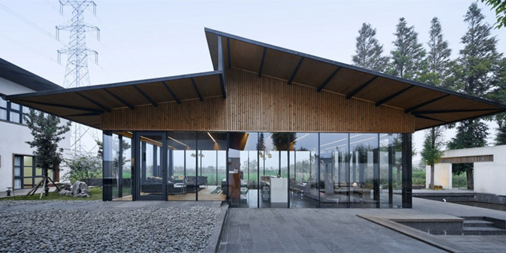 江蘇深深?深宅住宅設(shè)計(jì)項(xiàng)目基地位于中國(guó)江南地區(qū)，建筑師通過(guò)空間的轉(zhuǎn)折和遞進(jìn)來(lái)拉長(zhǎng)了流線(xiàn)、視線(xiàn)和時(shí)間，最終空間序列形成一種深宅深園的結(jié)果。巨大的懸挑屋頂，使得建筑的邊界同庭院融為一體。