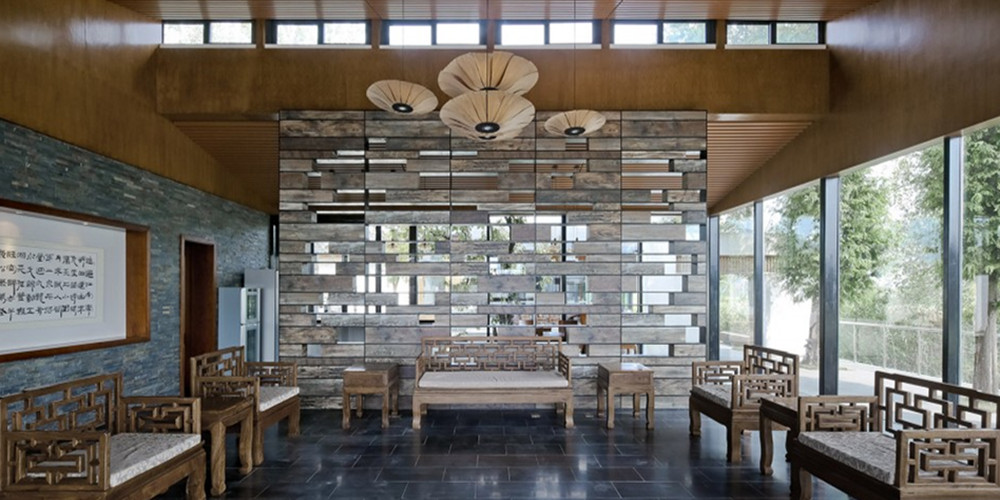 江蘇深深?深宅住宅設(shè)計(jì)項(xiàng)目基地位于中國(guó)江南地區(qū)，建筑師通過(guò)空間的轉(zhuǎn)折和遞進(jìn)來(lái)拉長(zhǎng)了流線(xiàn)、視線(xiàn)和時(shí)間，最終空間序列形成一種深宅深園的結(jié)果。巨大的懸挑屋頂，使得建筑的邊界同庭院融為一體。