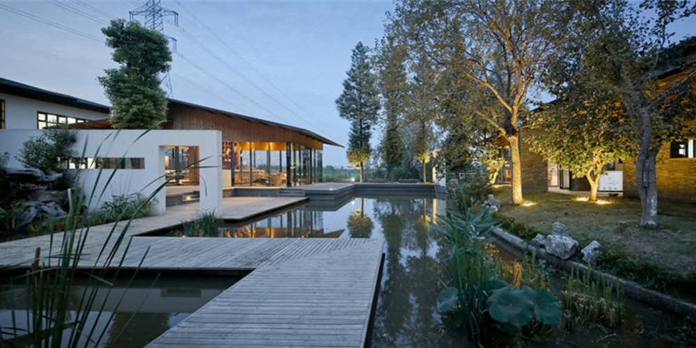 江蘇深深?深宅住宅設(shè)計(jì)項(xiàng)目基地位于中國(guó)江南地區(qū)，建筑師通過(guò)空間的轉(zhuǎn)折和遞進(jìn)來(lái)拉長(zhǎng)了流線(xiàn)、視線(xiàn)和時(shí)間，最終空間序列形成一種深宅深園的結(jié)果。巨大的懸挑屋頂，使得建筑的邊界同庭院融為一體。