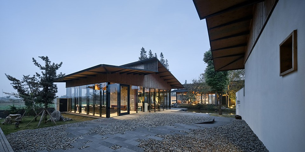 江蘇深深?深宅住宅設(shè)計(jì)項(xiàng)目基地位于中國(guó)江南地區(qū)，建筑師通過(guò)空間的轉(zhuǎn)折和遞進(jìn)來(lái)拉長(zhǎng)了流線(xiàn)、視線(xiàn)和時(shí)間，最終空間序列形成一種深宅深園的結(jié)果。巨大的懸挑屋頂，使得建筑的邊界同庭院融為一體。