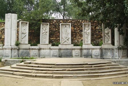 ����Ȫ�����r�����γ�һֻ¹������ʮֻ�CȮ׷���ĄӑB����