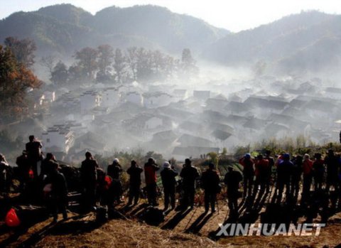 ���F����Դʯ�Ǿ�ɫ