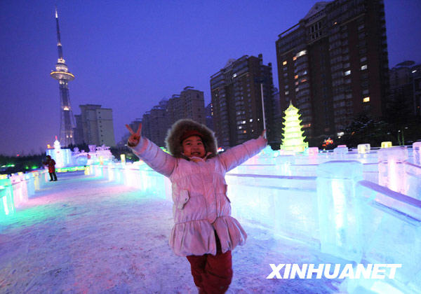 1��5�գ�һλС�����ڽ��^����ǰ��Ӱ��