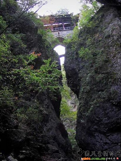���ɽ�L(f��ng)�����م^(q��)һ���� A Line-like Sky