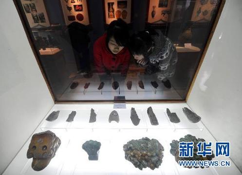 11月16日，觀眾在觀看展出的圓明園文物。新華社記者 羅曉光 攝