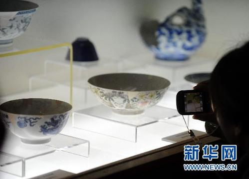 11月16日，觀眾在觀看展出的圓明園文物。