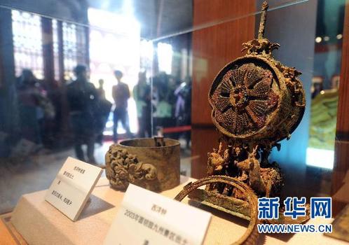 11月16日，觀眾在觀看展出的圓明園文物。新華社記者 羅曉光 攝