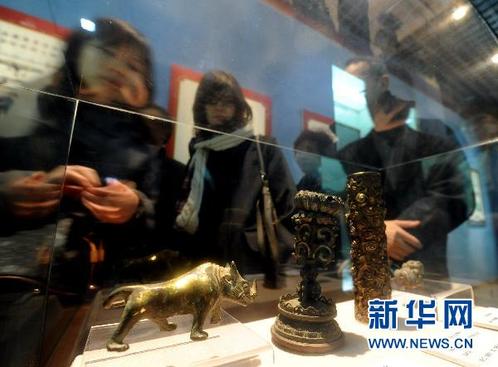 11月16日，觀眾在觀看展出的圓明園文物。新華社記者 羅曉光 攝