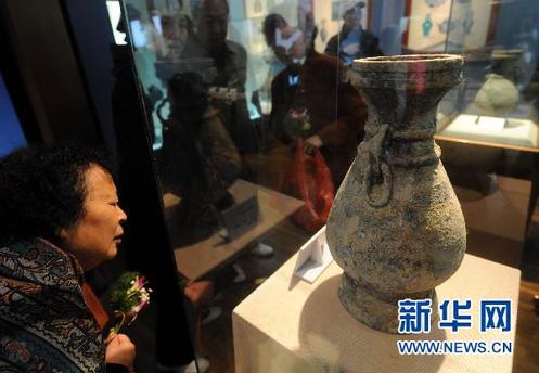 11月16日，南京市民在參觀圓明園出土銅壺。新華社記者 孫參 攝 