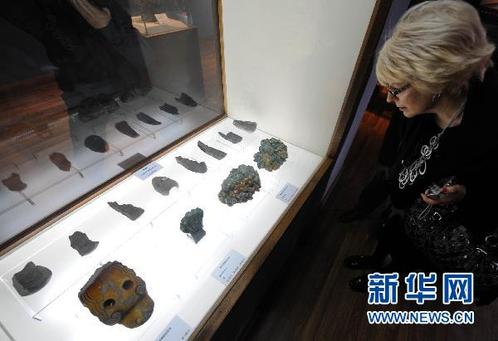 11月16日，一名外國觀眾在參觀圓明園琉璃建筑構件等文物。新華社記者 孫參 攝