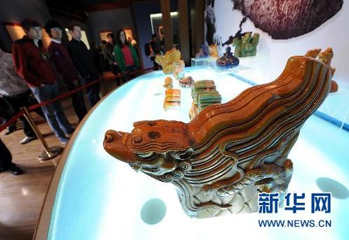 11月16日，一批外國觀眾在展臺前參觀圓明園琉璃建筑構件。新華社記者 孫參 攝