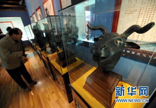 11月16日，觀眾在觀看圓明園十二生肖獸首的復制品。新華社記者 孫參 攝