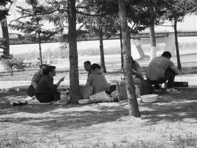 公園 燒烤 毀 綠地 中國(guó)風(fēng)景園林網(wǎng)