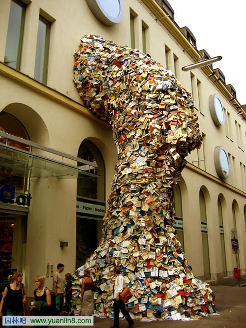 大量的書像瀑布一樣從窗口倒到街上