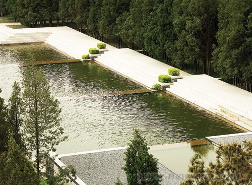 強化水池戲劇性和序列感是重要策略