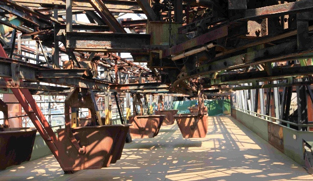 位于30米高空的工作臺上的用于傾倒焦炭和礦石的天車