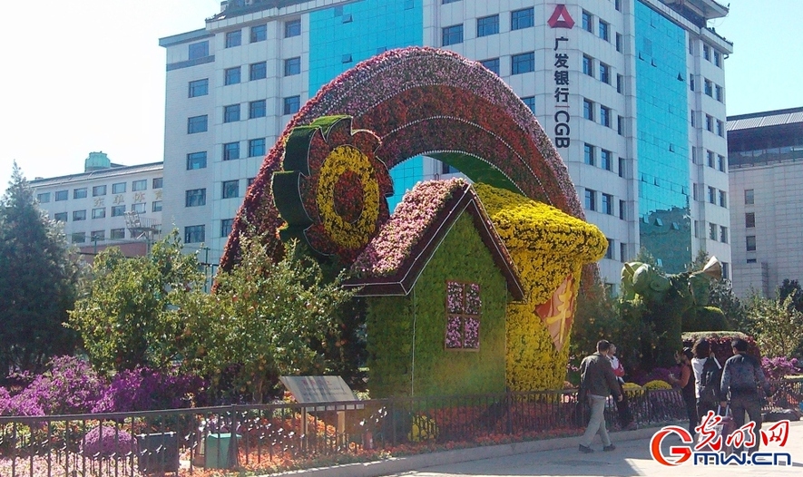 9月28日，北京長安街東單路口，反映農(nóng)業(yè)豐收的主題花壇 