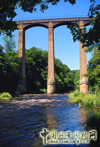 旁特斯沃泰水道橋與運(yùn)河