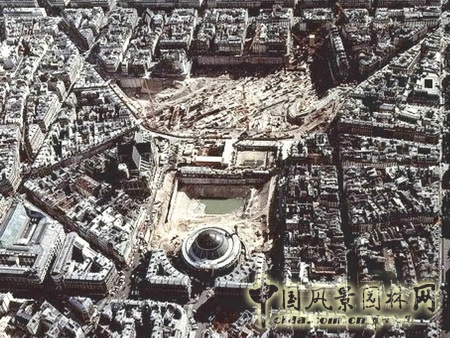 蔬菜批發市場建筑物拆除之后留下的大坑