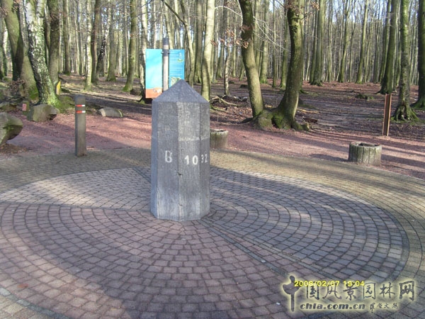 B代表比利時(shí),左邊一小塊地方代表荷蘭,右邊一小塊代表德國和比利時(shí)之間的爭議地,