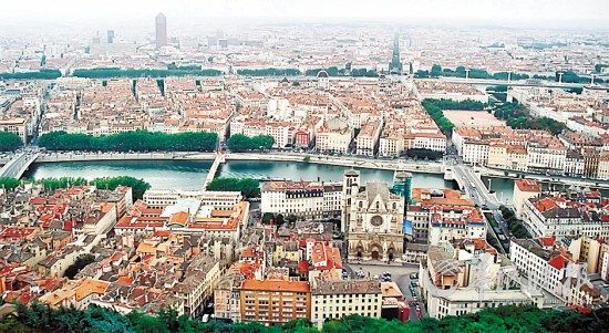 法國里昂屋頂為紅色