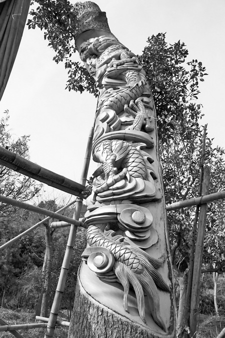 活樹上雕刻著龍圖案