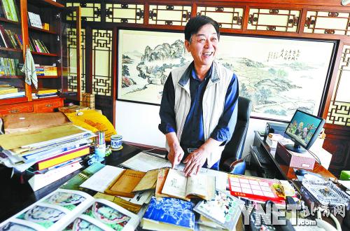  長期研究蘇式彩畫的楊寶生接受采訪