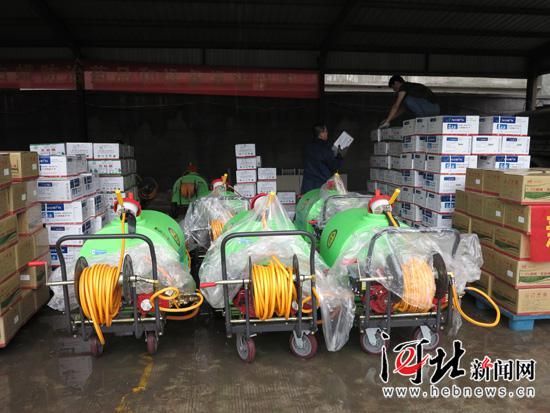 石家莊市園林局發(fā)放美國(guó)白蛾防治藥品和設(shè)備