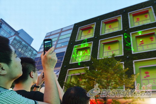 生態立體墻面綠化上展示的激光秀