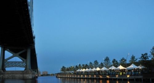 晚上看碼頭北側(cè)的長廊和富蘭克林大橋