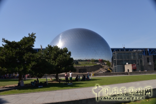 巨大的不銹鋼球幕電影院