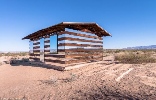 美國藝術家沙漠打造“透明”木屋