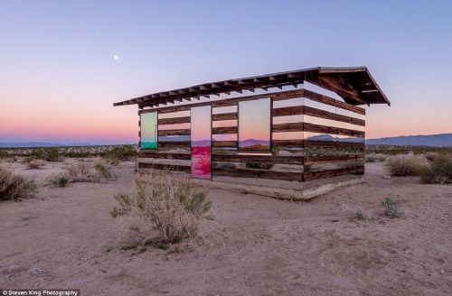 美國藝術家沙漠打造“透明”木屋