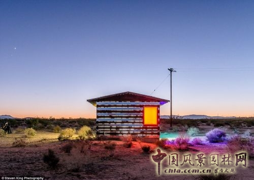 美國藝術家沙漠打造“透明”木屋