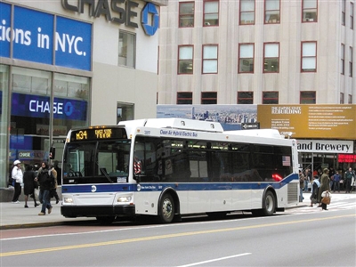 紐約市公交車等待乘客上車
