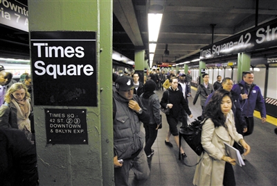 乘客在紐約地鐵時報廣場站