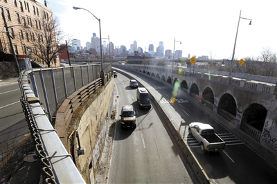 車輛行駛在通往紐約的普拉斯基高架路，這條公路在早高峰時(shí)較擁堵