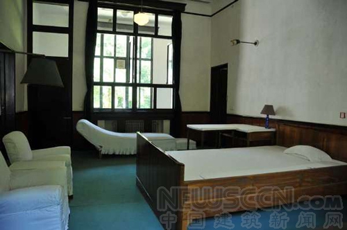 毛澤東的臥室。毛澤東酷愛讀書，為他特制的床寬2.09米，一側專門用來放書。