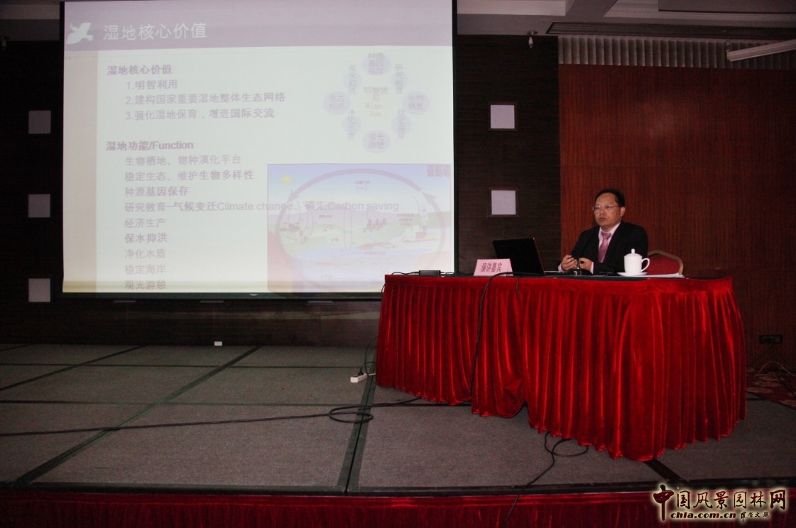 方偉達教授在做演講