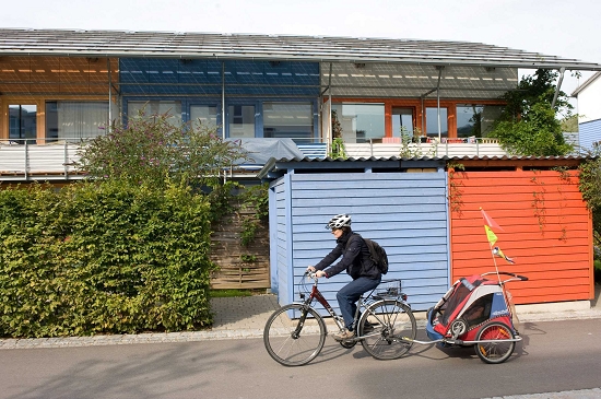 德國弗萊堡的沃邦新區是一個從軍方用地轉變成的高檔試驗住宅區，小區規定居民不能獨自擁有小汽車，只能跟別人拼車，綠色環保和可持續發展的理念滲透在每一個角落。
