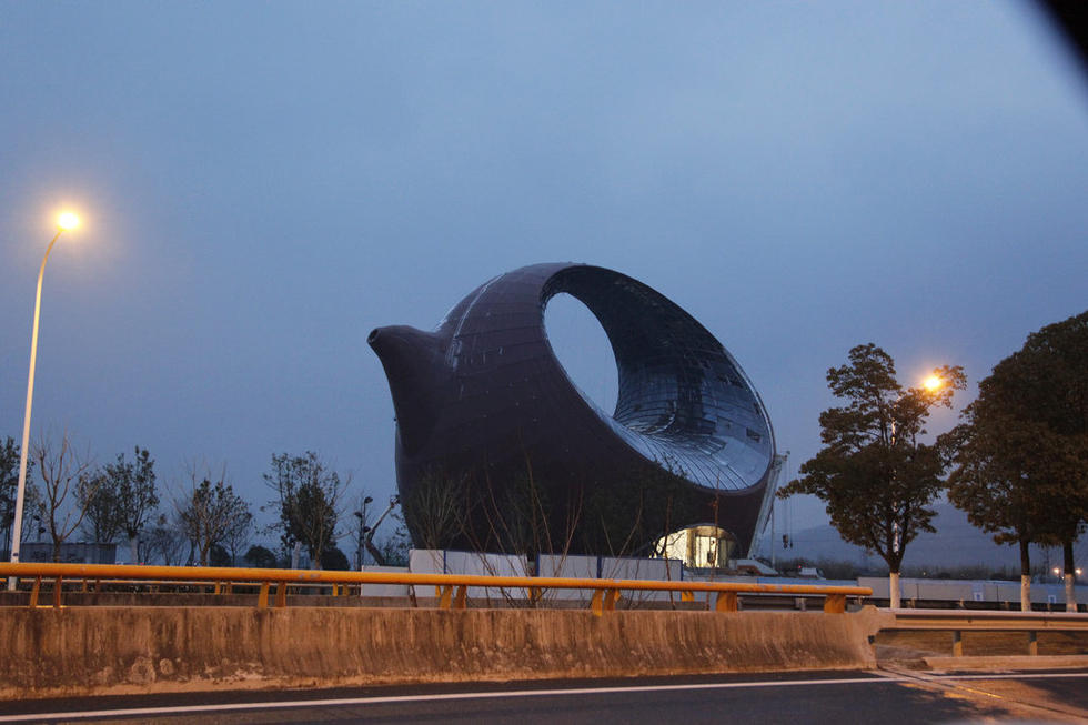 江蘇無錫,一座正在建造的紫砂壺形狀的建筑