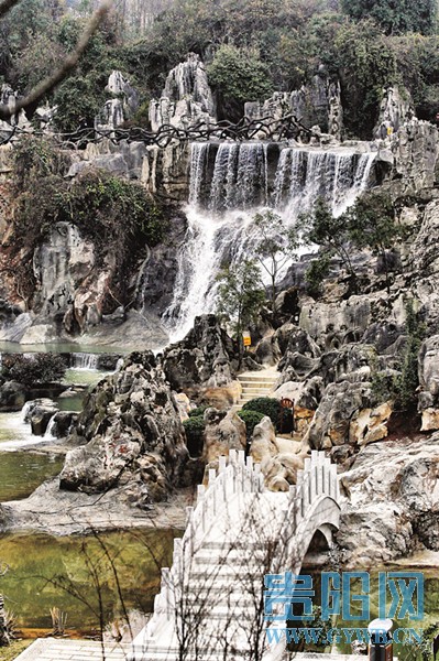 永壽池上,飛瀑與石林相映成趣。