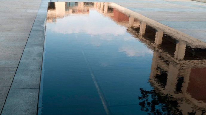 溢水池倒影效果