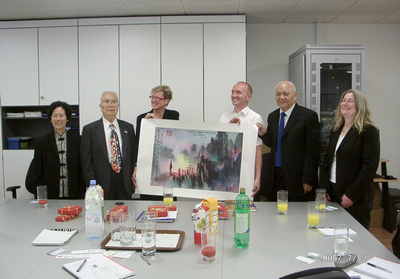 2005年，孫先生訪問英國皇家園林學會，并贈畫。