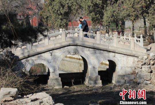 保定古蓮花池內(nèi)的綠野梯橋始建于元代。李芳華攝