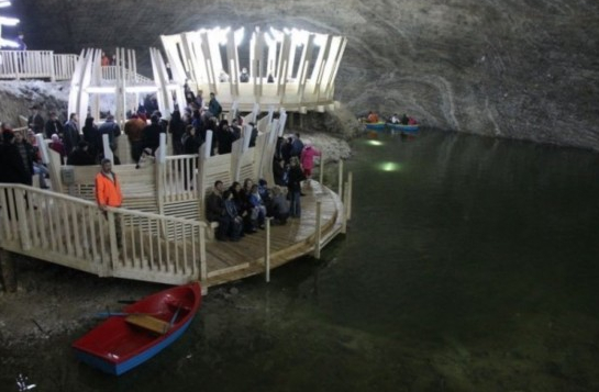 羅馬尼亞廢棄鹽礦變身奇幻主題公園